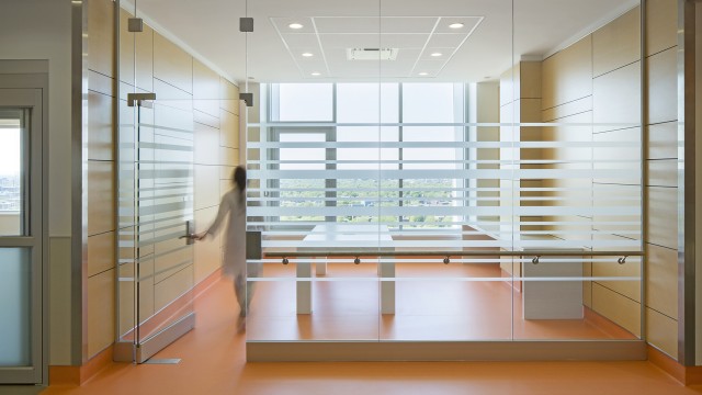 Jodoin Lamarre Pratte architectes - Inside yard at Critical Care Pavilion (K) at the Jewish General Hospital